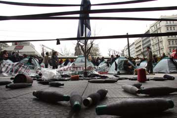 Συμβολική κατάληψη της Περιφέρειας Μακεδονίας Θράκης από εργαζόμενους της ΕΝΚΛΩ