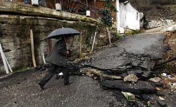 Με κατάρρευση κινδυνεύουν πολλά σπίτια στο Ροπωτό Τρικάλων λόγω των κατολισθήσεων