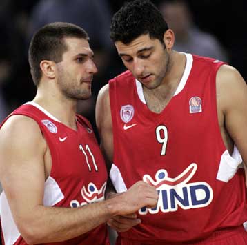 Με Κλέιζα και Μπουρούση ο Ολυμπιακός υποδέχεται την Κάχα Λαμποράλ