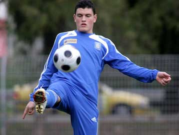 Πήραν τη… μάχη της Αγγλίας οι Ελπίδες και είναι «αγκαλιά» με τα μπαράζ