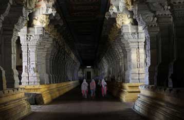 Δεκάδες άνθρωποι ποδοπατήθηκαν μέχρι θανάτου σε ναό στην Ινδία