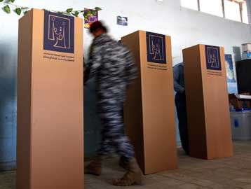 Πρεμιέρα εκλογών στο Ιράκ με επιθέσεις αυτοκτονίας στο κέντρο της Βαγδάτης