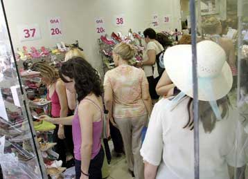 Τα καταστήματα του Πειραιά προτίθενται να απορροφήσουν την αύξηση του ΦΠΑ