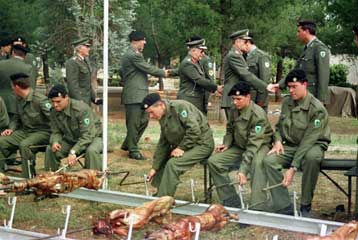 Κόβονται, λόγω κρίσης, τα γλέντια στα στρατόπεδα την Κυριακή του Πάσχα