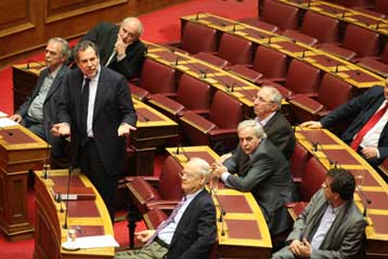 Πυρά Παπουτσή κατά Φ.Σαχινίδη στη συζήτηση του νομοσχεδίου για τα νέα μέτρα