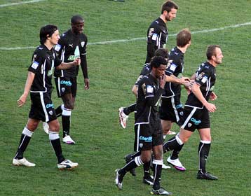 «Προσπέραση» ΠΑΟΚ στην κούρσα τίτλου, η Λάρισα νίκησε την ΑΕΚ, «μοιρασιά» στην Καβάλα