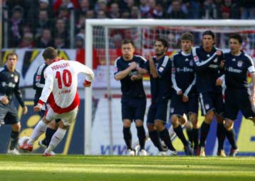 Ο Ποντόλσκι φρέναρε την Μπάγερν, πέρασε 2η η Σάλκε