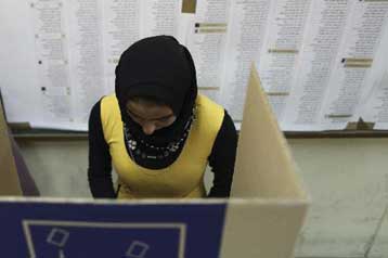 Στις κάλπες οι Ιρακινοί για τις βουλευτικές εκλογές