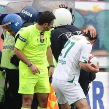 Σοβαρά επεισόδια στην Τουρκία διέκοψαν τον αγώνα Ντιγιάρμπακιρσπορ – Μπούρσασπορ