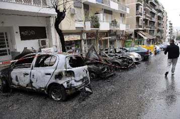 Σε 45 προσαγωγές προχώρησε η ΕΛ.ΑΣ. μετά από εμπρησμούς αυτοκινήτων στα Εξάρχεια