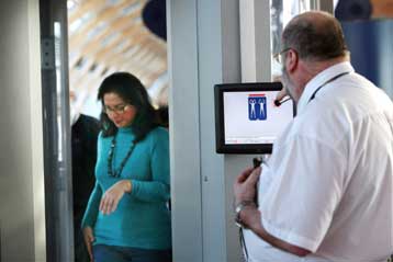 Πακιστανοί βουλευτές αρνήθηκαν να περάσουν από σαρωτή σώματος στην Ουάσιγκτον