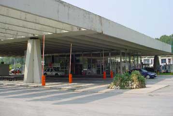 Μετανάστες κρυμμένοι σε χαρτοκιβώτια προσπάθησαν να περάσουν τα σύνορα