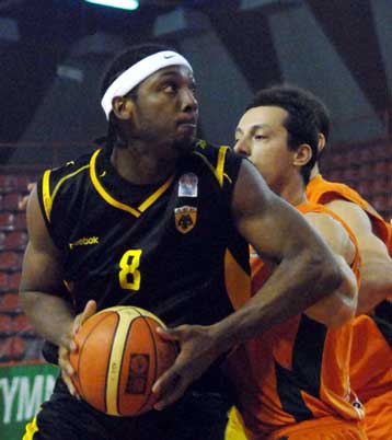 Στον… κάμπο ανάσανε η ΑΕΚ με 82-79 επί της Ολύμπιας