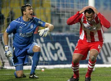 Ηρακλής και Φερνάντεζ νίκησαν τον Ολυμπιακό που βλέπει τον τίτλο να απομακρύνεται