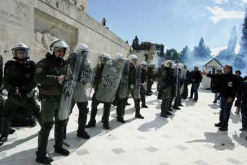 Ερώτηση Τσίπρα προς Ραγκούση-Χρυσοχοΐδη για τη χρήση χημικών από την Αστυνομία