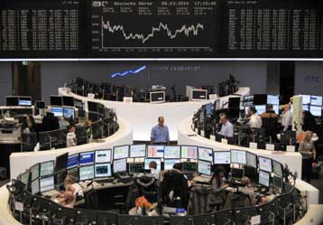 Μικρές μεταβολές και ανάμεικτα πρόσημα στις αγορές Ευρώπης και Γουόλ Στριτ τη Δευτέρα