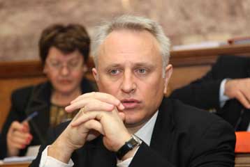 Υψηλοί τόνοι στη συζήτηση του νομοσχεδίου για τους προϊσταμένους του Δημοσίου