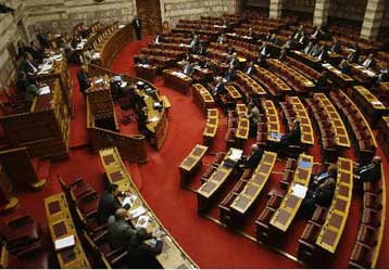 Στην Ολομέλεια της Βουλής μεταφέρθηκε η κόντρα για το νομοσχέδιο περί ιθαγένειας