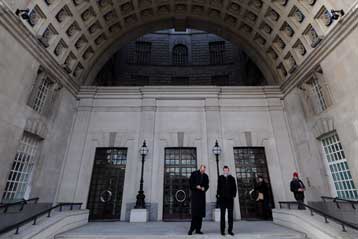 «Οι ΗΠΑ απέκρυψαν βασανιστήρια υπόπτων» δηλώνει πρώην επικεφαλής της ΜΙ5