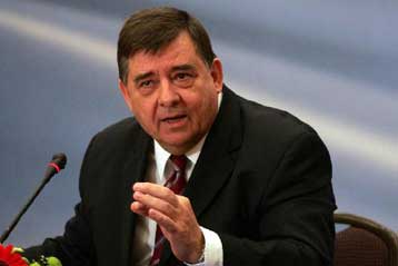 Δεν στηρίζω την κυβέρνηση, στηρίζω την Ελλάδα, επανέλαβε ο Γ.Καρατζαφέρης