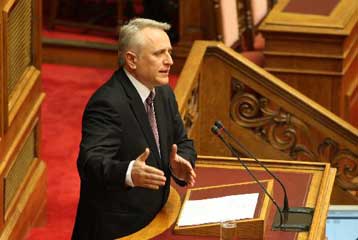 Κόντρα Σαμαρά – Ραγκούση στη Βουλή με αφορμή το νομοσχέδιο για τους μετανάστες