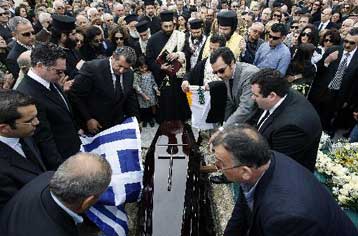 Σε κλίμα συγκίνησης ο επανενταφιασμός του Τάσσου Παπαδόπουλου