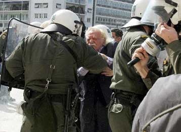 Συνάντηση Γλέζου με τον αστυνομικό που του έριξε τα χημικά