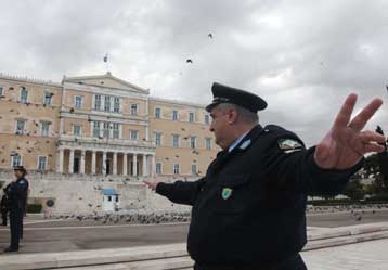 Έκλεισαν προσωρινά οι δρόμοι γύρω από τη Βουλή έπειτα από φάρσα για βόμβα