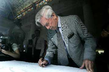 Πέθανε η πρώην σύζυγος και μούσα του Μάριο Βάργκας Γιόσα