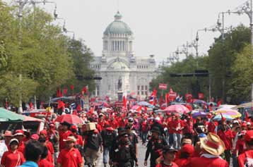 Δεκάδες χιλιάδες «κόκκινοι» διαδηλωτές ζητούν πρόωρες εκλογές στην Ταϊλάνδη