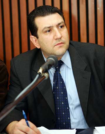 Μετά τον Παπαδόπουλο, ήταν σειρά του Μαυρομάτη να απαντήσει στον Προσαλίκα