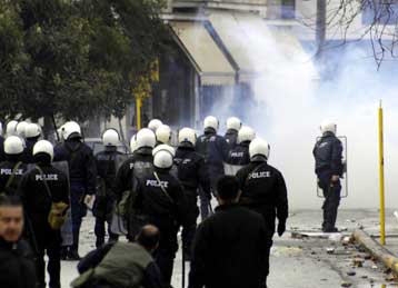 Συμπλοκές στη Θεσσαλονίκη, δακρυγόνα στο «Βικελίδης», πριν από το Αρης – ΠΑΟΚ