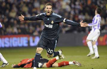 «Αχώριστες» Μπαρτσελόνα και ρεάλ χάρη στα χατ-τρικ των Μέσι και Ιγκουαΐν