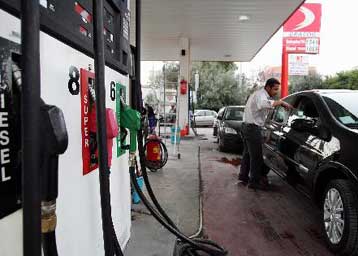 «Αλμα» της βενζίνης έως το 1,60 ευρώ φοβάται η αγορά μετά την αύξηση του ΦΠΑ