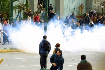 Καταστολή της βίας χωρίς χρήση χημικών σχεδιάζει η κυβέρνηση