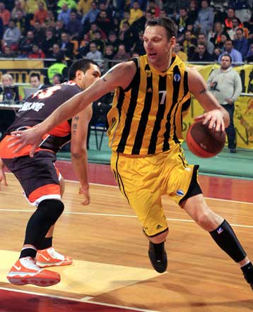 Σε κλινική με ταχυκαρδία διακομίστηκε ο σέντερ του Αρη, Αντριου Μπετς