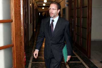 Μείωση του τέλους υπέρ της ΕΡΤ μελετά η κυβέρνηση