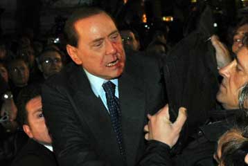 Λατρεία και δάκρυα για τον Μπερλουσκόνι, τώρα στα βιβλιοπωλεία…