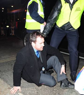 Ο Τέρι απέφυγε τους παπαράτσι, αλλά πάτησε με το αυτοκίνητό του φύλακα του γηπέδου