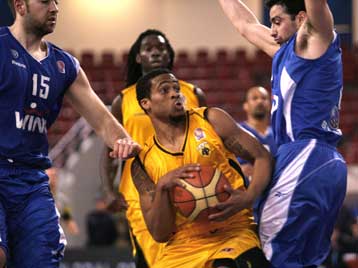 Ανατροπή και άλμα παραμονής έκανε η ΑΕΚ με 79-77 επί του Πανελληνίου