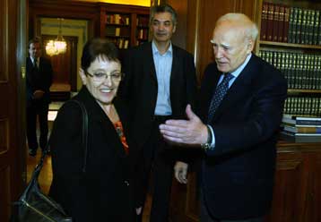 Βαριές οι συνέπειες είτε προσφύγουμε στην ΕΕ είτε στο ΔΝΤ, εκτιμά η Αλέκα Παπαρήγα