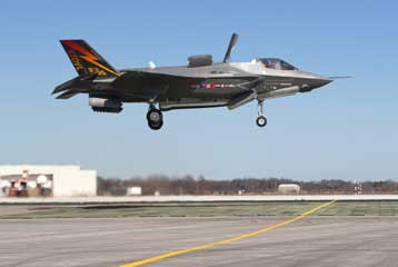 Πρώτη κατακόρυφη προσγείωση για το νέο μαχητικό F-35