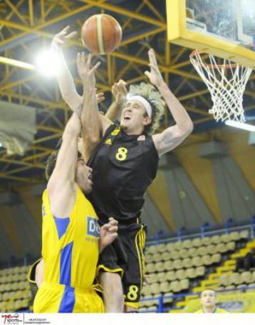 Ο Αρης νίκησε δύσκολα την ΑΕΚ με 79-76 και… βλέπει εξάδα