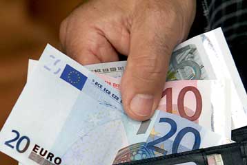 Απαισιόδοξοι για το μέλλον των οικονομικών τους οι 7 στους 10 Έλληνες