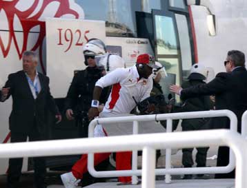 Θερμή… υποδοχή του Ολυμπιακού στο ΟΑΚΑ και θέμα με τη φυσούνα