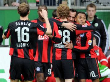 Χατ-τρικ ο Γκέκας, το Αμβούργο «κράτησε» τη Σάλκε