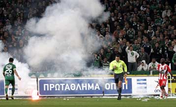 Ακρωτηριασμός υπαλλήλου ασφαλείας από κροτίδα στο «αιώνιο» ντέρμπι του ΟΑΚΑ