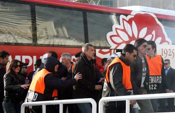 Ο Ολυμπιακός διαμαρτύρεται για μέτρα ασφαλείας και τηλεοπτική ισονομία