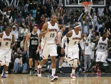 Πέρασαν στα πλέι οφ οι Χοκς με νίκη στην παράταση