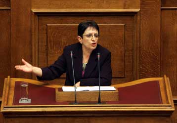 Στα όρια της «πολιτικής διαστροφής» οι επιλογές της κυβέρνησης, λέει η Αλέκα Παπαρήγα